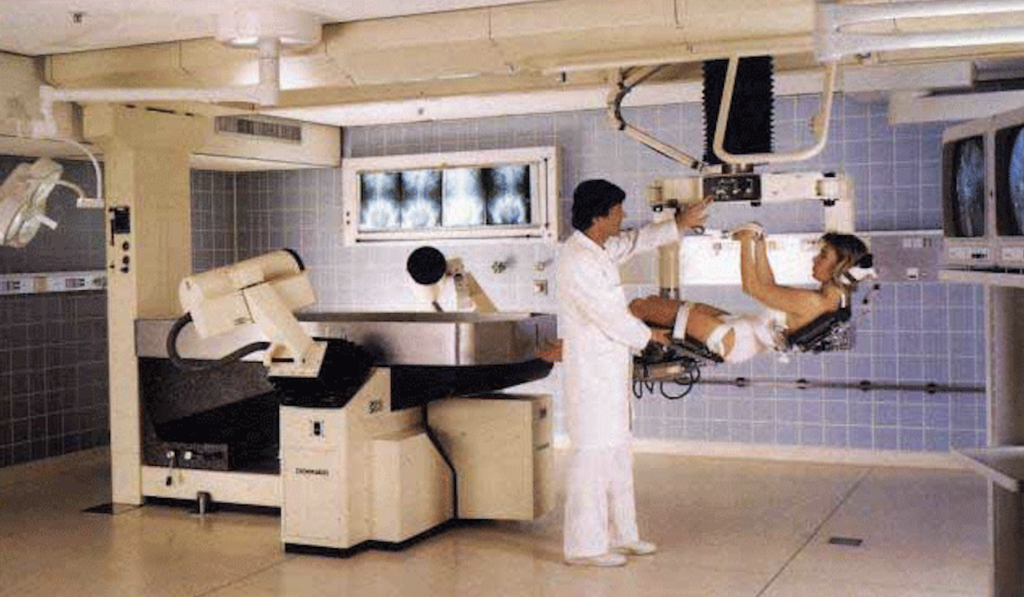 Shock wave therapy lithotripsy device